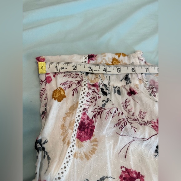 Buffalo David Bitton Women's Large Floral Printed V Neck Flutter Sleeve Top. - Picture 5 of 11